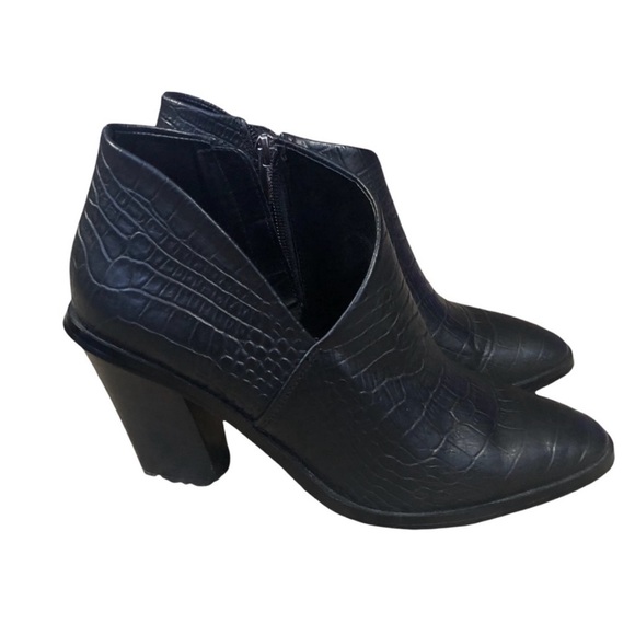 Vince Camuto black crocodile print leather bootie size 8 - Picture 3 of 7
